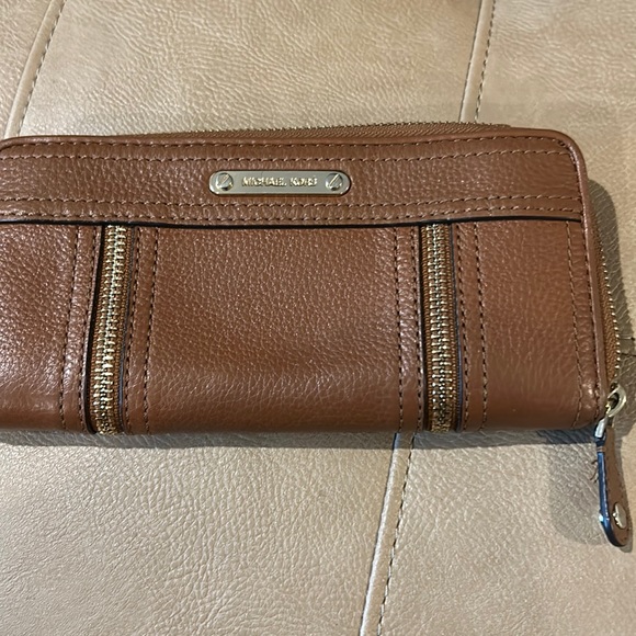 Michael Kohr Handbags - Michael Kohr saddleback, brown leather, zipper closure inside zipper